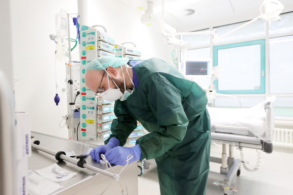 Las mascarillas vuelven a algunos hospitales de EE.UU. ante un pico de contagios de covid