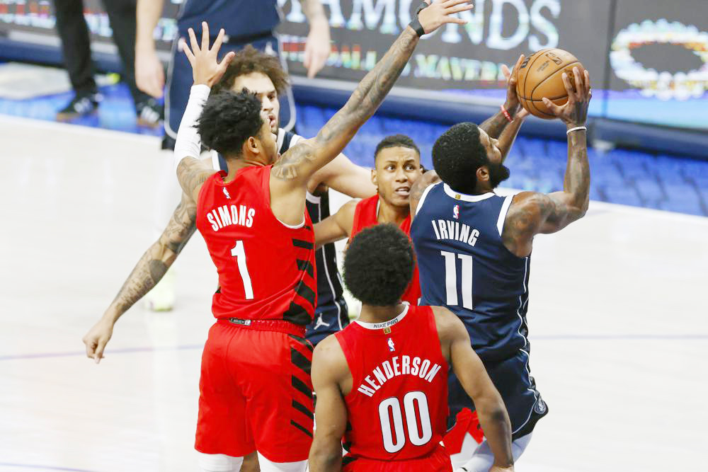 Doncic e Irving trituran a los Blazers en tres cuartos