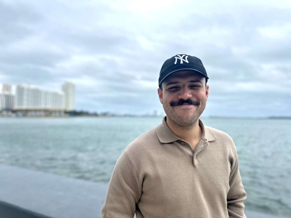 Ángelo Colina, el latino que está haciendo reír a Estados Unidos en español