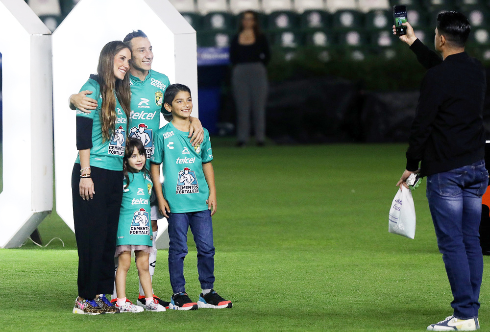 Andrés Guardado promete dar todo por el verde del León, en su presentación con el equipo
