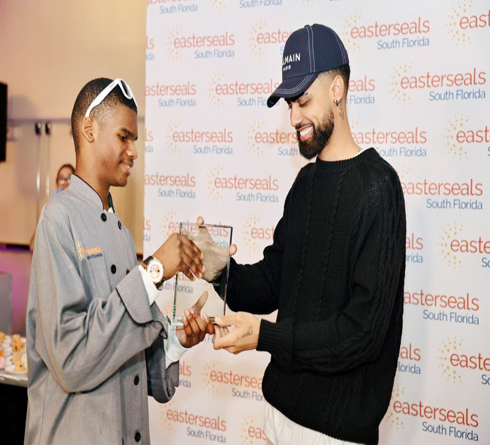 Jay Wheeler recibe el Premio Embajador en Festival de Chefs de Easterseals en Miami