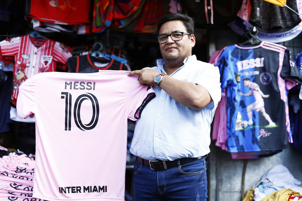 La fiebre por Messi recorre la capital salvadoreña y los vendedores tiñen de rosa las esquina