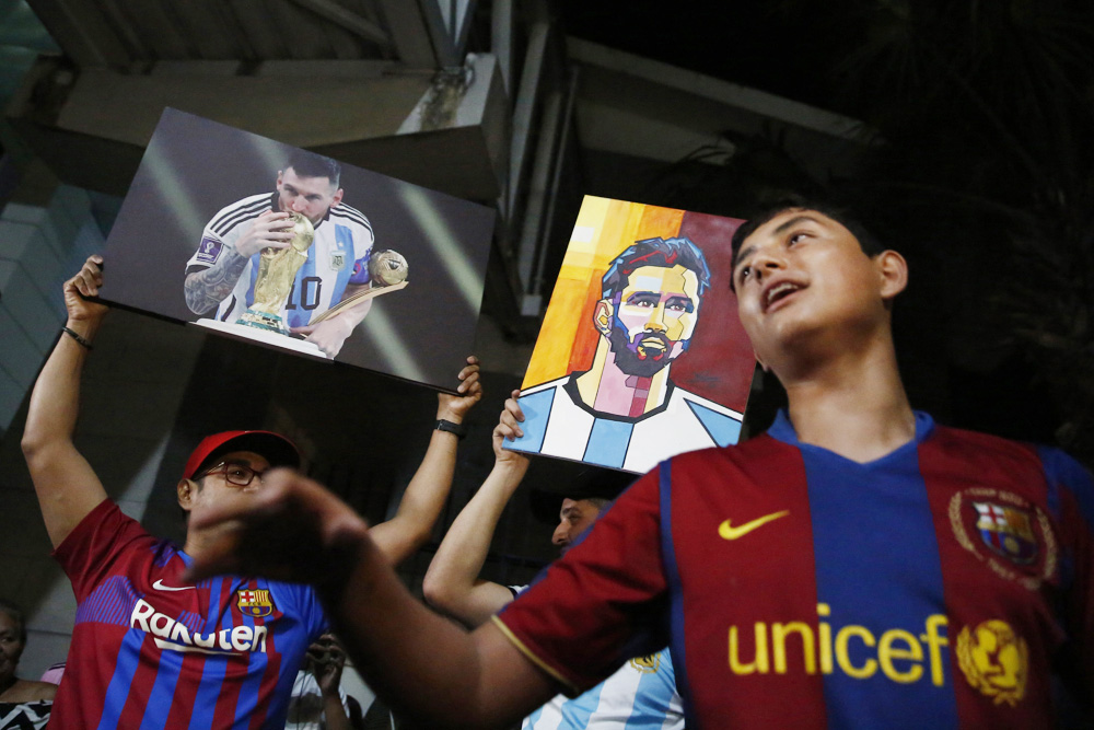 Cientos de salvadoreños aguardan por un saludo de Messi