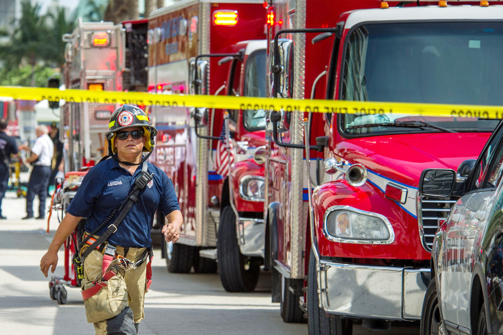 Bomberos trabajan para apagar incendio en casa de Tyreek Hill, estrella de Dolphins