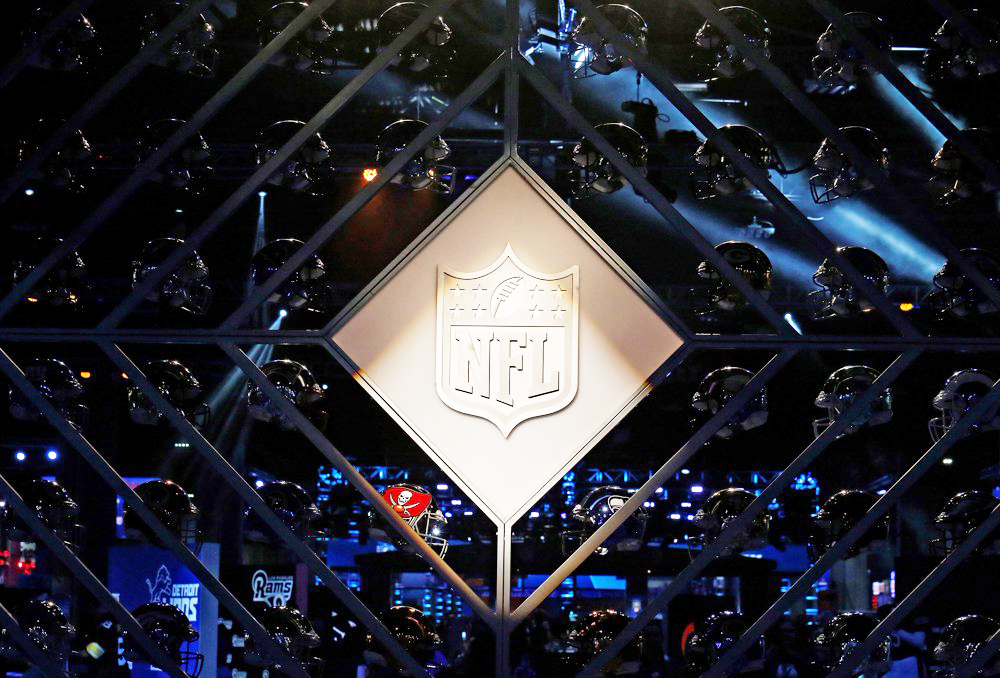 NFL multa a propietario de Panthers con 300.000 dólares por arrojar bebida al públic