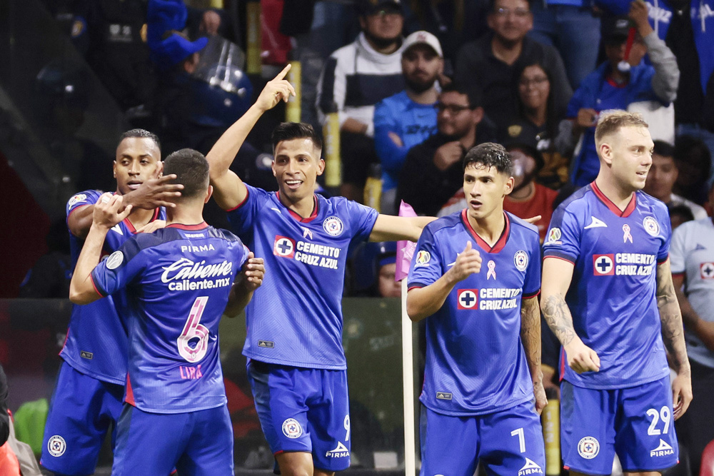 Pachuca reta a Cruz Azul en el inicio del torneo Clausura 2024 del fútbol mexicano
