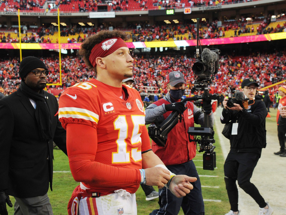 Ingenieros de NFL examinan el casco de Patrick Mahomes que se rompió en Chiefs-Dolphins