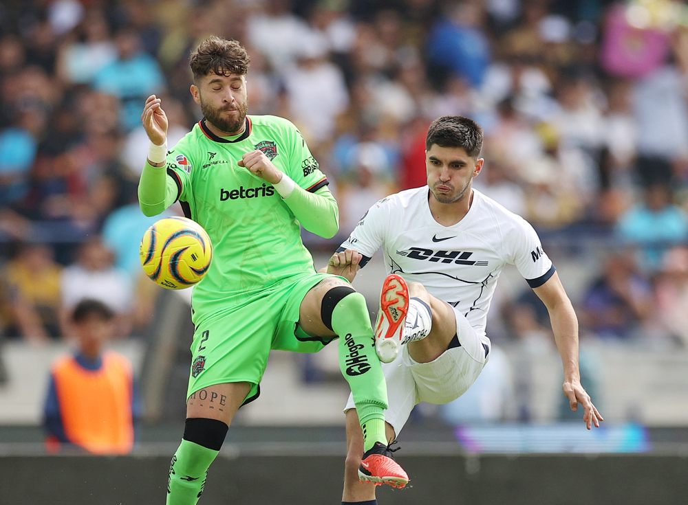 El argentino Eduardo Salvio anota el gol con el que Pumas vence a Juárez