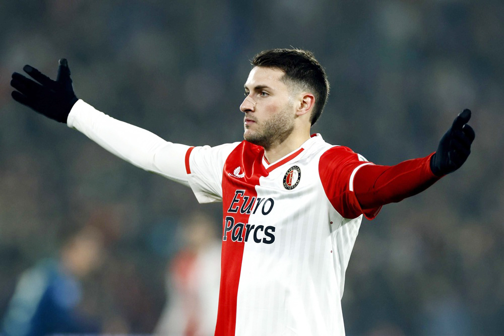 Santi Giménez le gana la partida al ‘Chucky’ Lozano