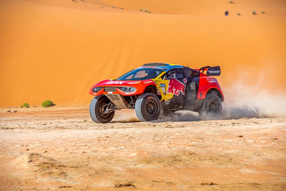 Loeb arriesga, gana y reduce diferencias con Sainz, líder con 19 minutos de ventaja