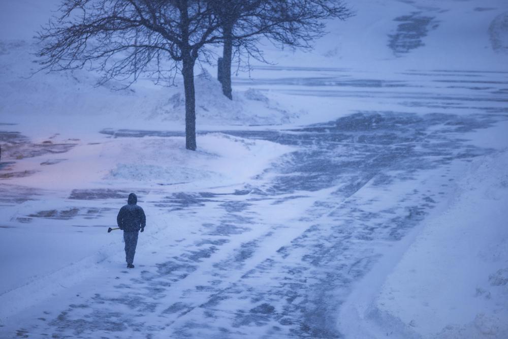 Una fuerte tormenta de nieve cubre el Medio Oeste de EE.UU. e impactará al caucus de Iowa