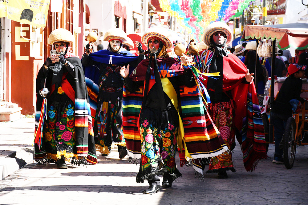 Miles de indígenas danzan en celebración religiosa en estado mexicano de Chiapas