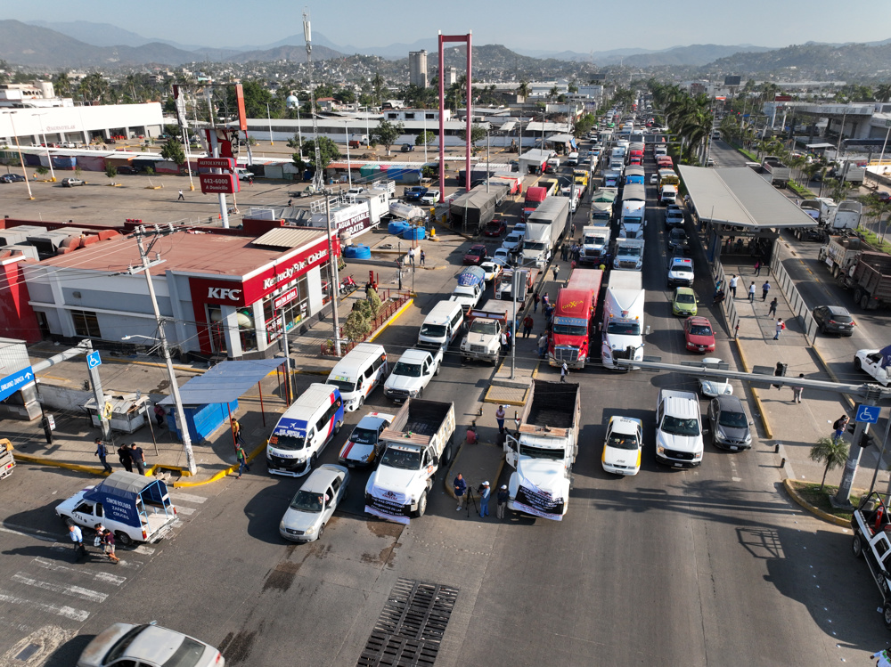 Transportistas paralizan las carreteras de México para denunciar el alza en la violencia