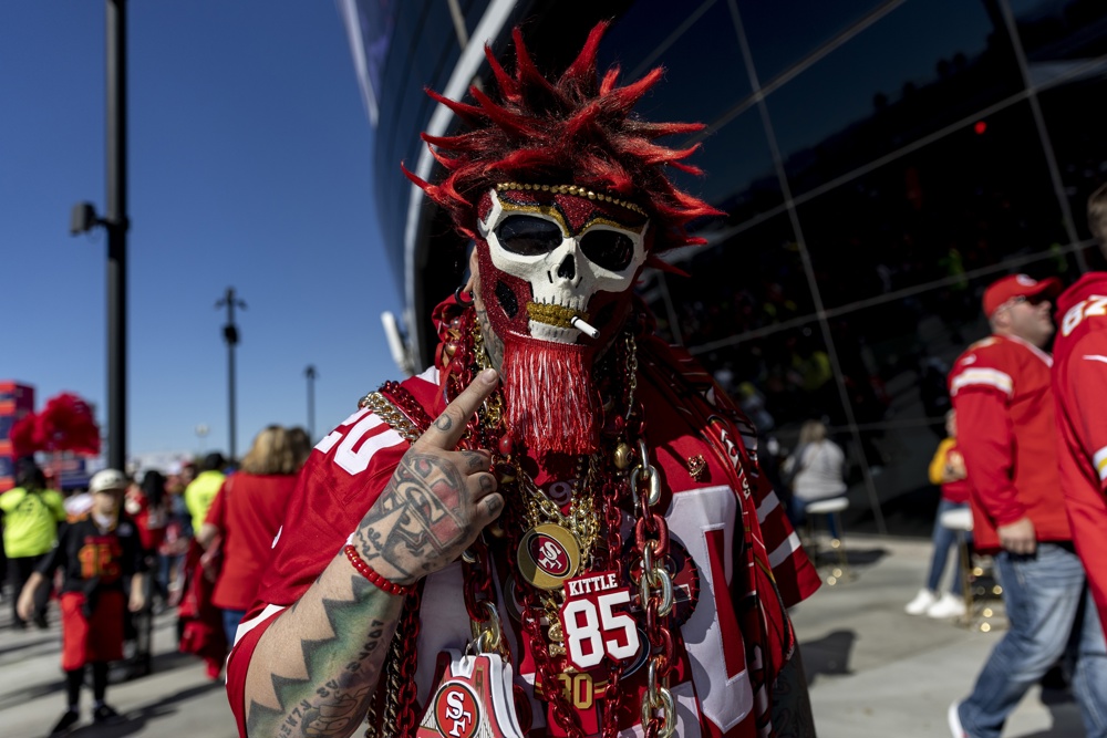 Los fans de Chiefs y 49ers tiñen de rojo el Allegiant Stadium