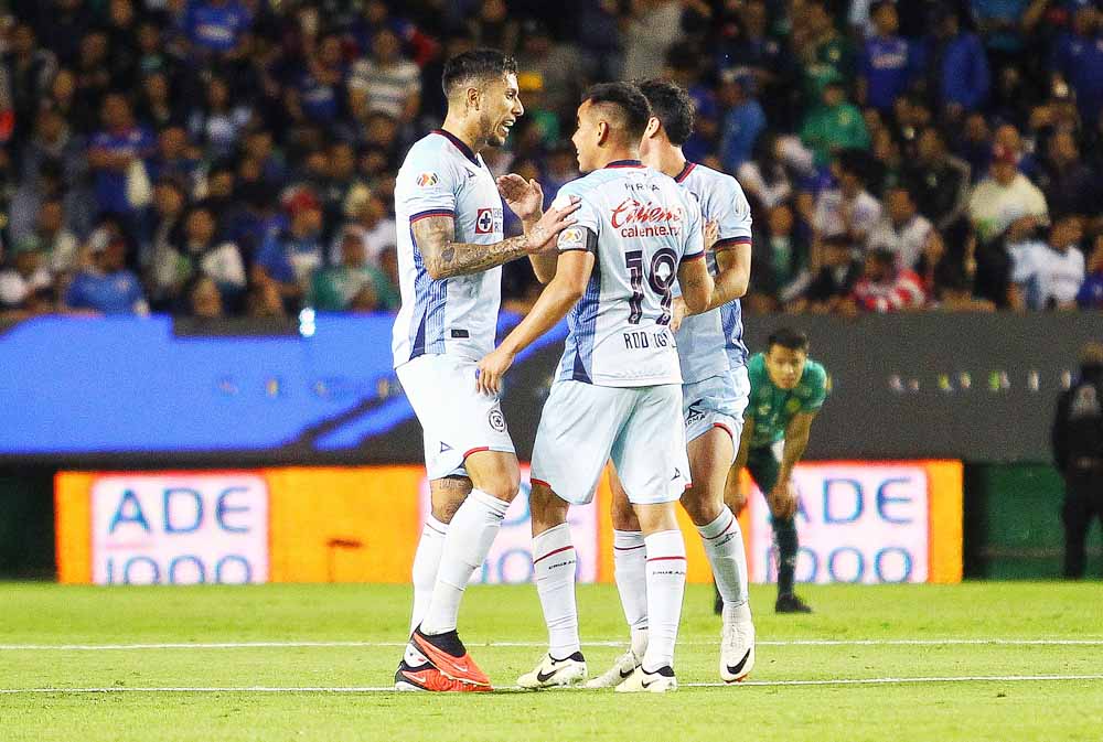 El líder Cruz Azul del argentino Anselmi enfrenta al campeón América del brasileño Jardine