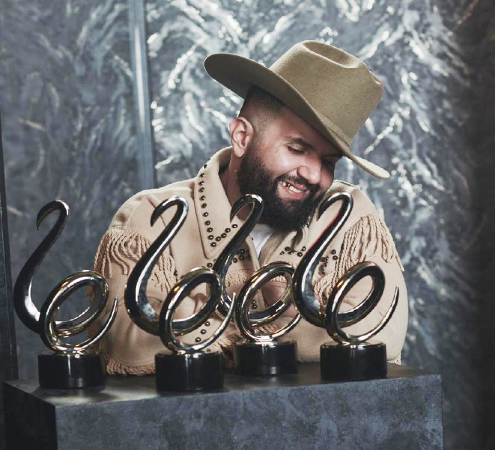 Carin León se lleva a casa cuatro preseas de Premio Lo Nuestro y la ovación del público