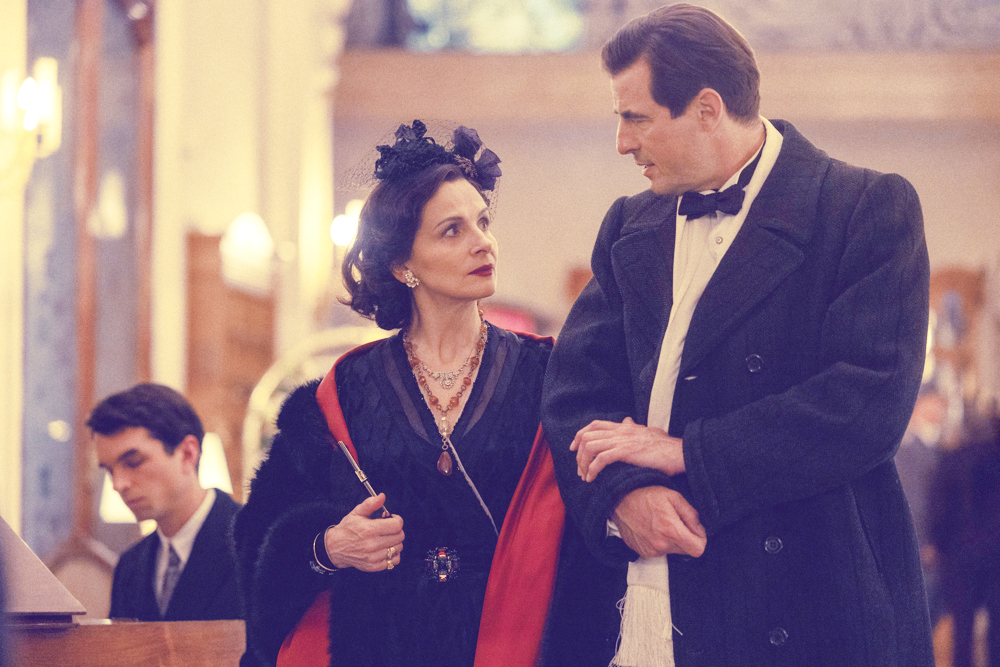 Juliette Binoche explora las oscuras decisiones de Coco Chanel en ‘The New Look’