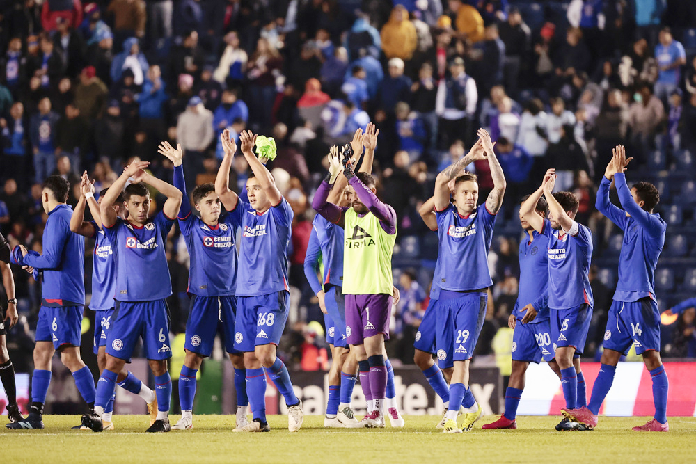 Cruz Azul lidera en México