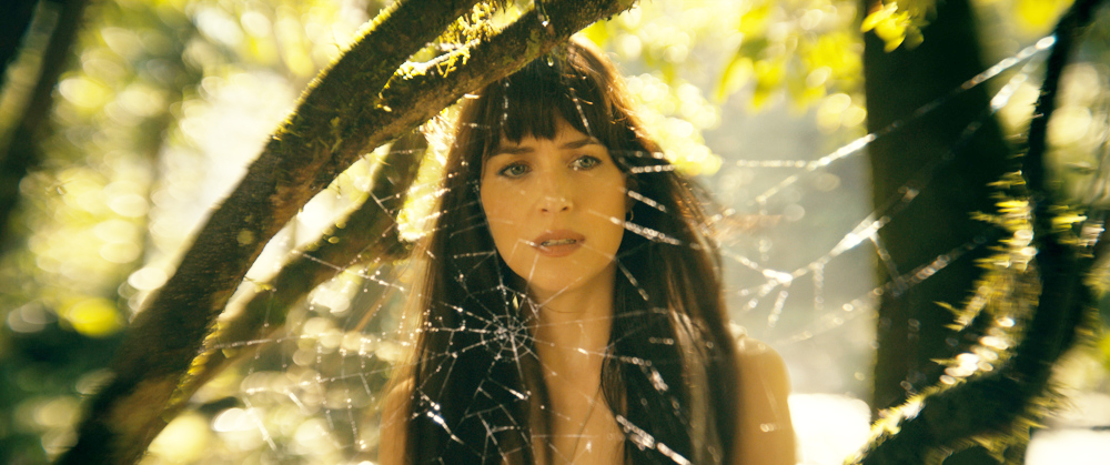 Dakota Johnson refresca el universo de Marvel con una heroína clarividente en ‘Madame Web”