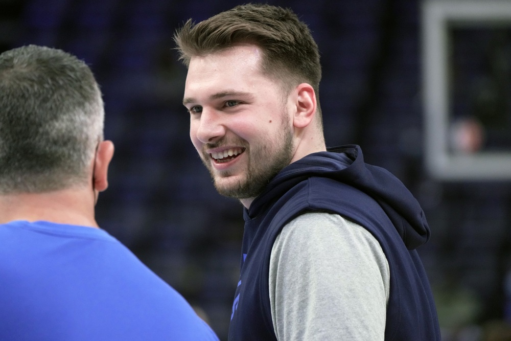 Doncic llegó vestido del Real Madrid al partido Mavericks-Suns