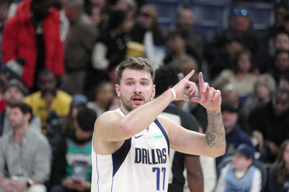 Doncic celebra su 25 cumpleaños con triple-doble y triunfo en Toronto
