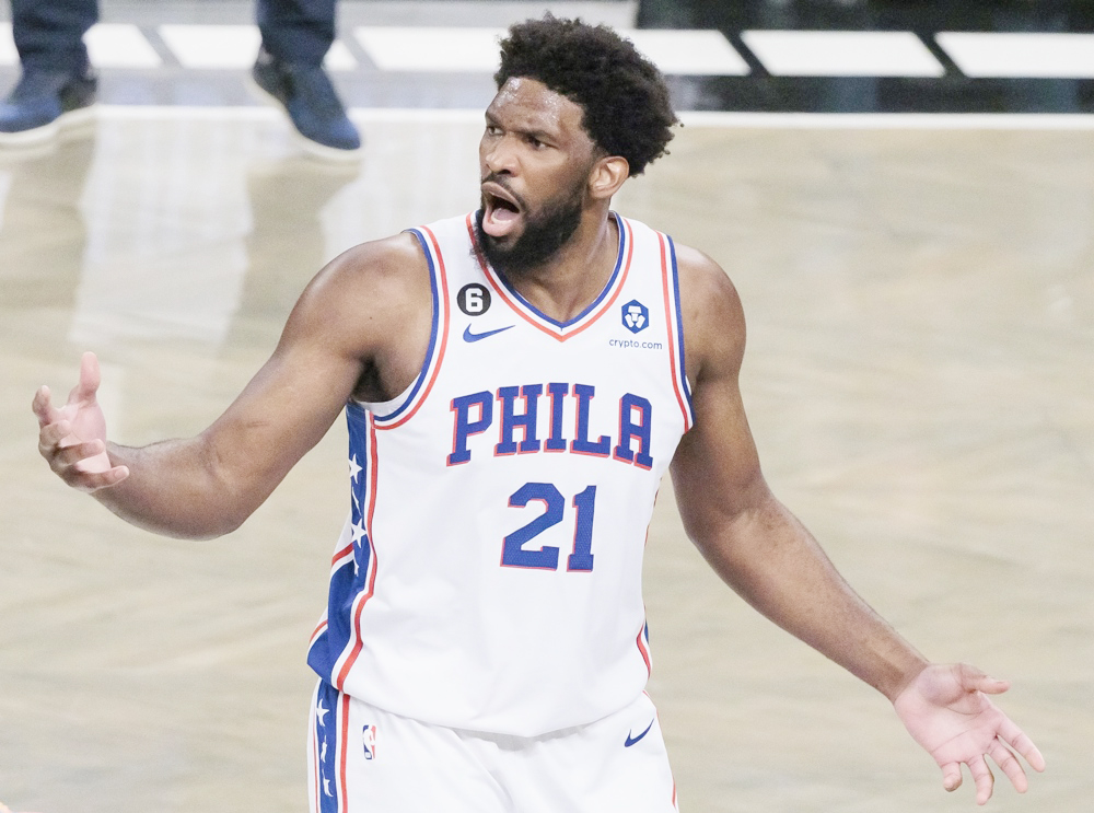 Joel Embiid, operado de menisco