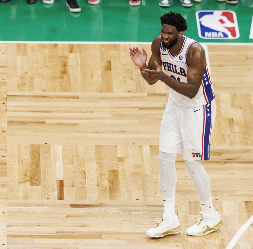 Embiid sufre una lesión de menisco en la rodilla izquierda