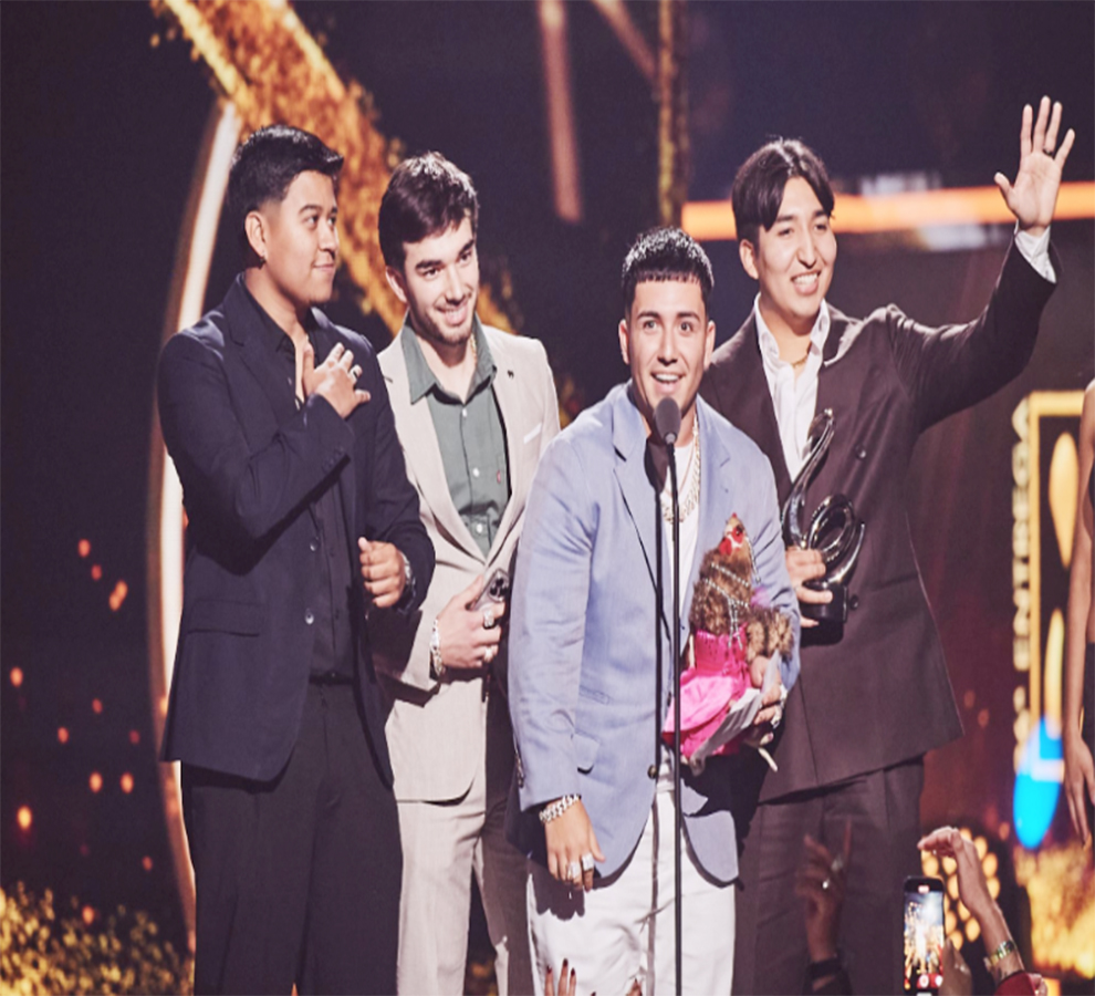 Eslabón Armado rinde tributo a los inmigrantes mexicanos en Premio Lo Nuestro