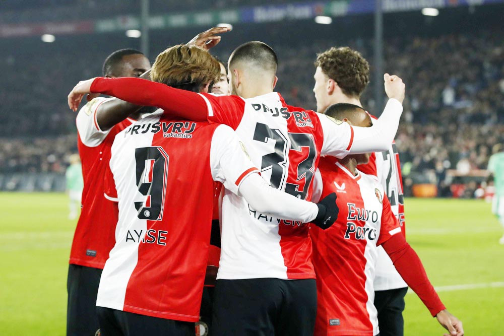 2-0. El Feyenoord gana el derbi sin Santi Giménez, baja por lesión