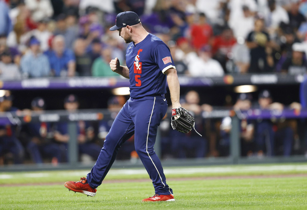 Liam Hendriks, ganador del premio Regreso del Año, firma dos temporadas con los Medias Rojas