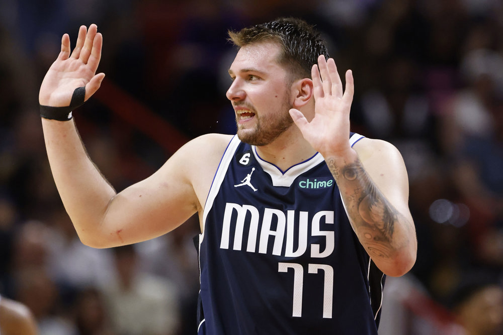 116-93. Un explosivo Irving decide el duelo Doncic-Wembanyama