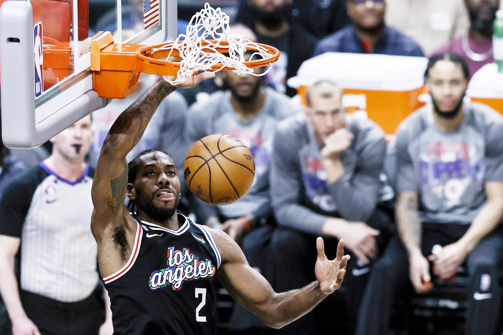 Kawhi Leonard y Trae Young, jugadores de la semana 15 en la NBA