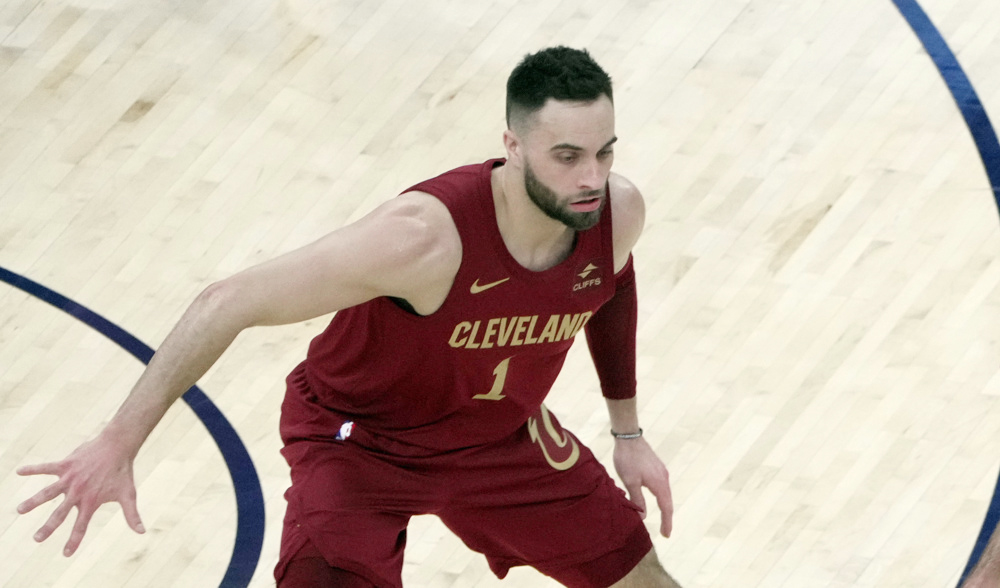 Max Strus fulmina a los Mavericks con un triple sobre la bocina y desde su propio campo