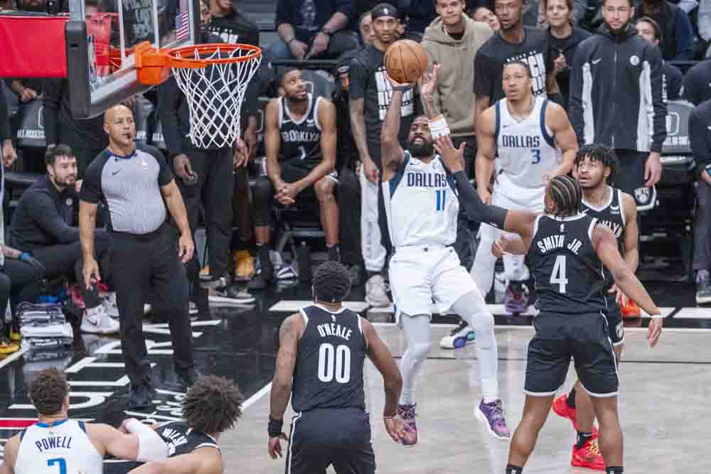 Los Suns se aprovechan de las ausencias de los Bucks y Kyrie Irving sacude Brooklyn