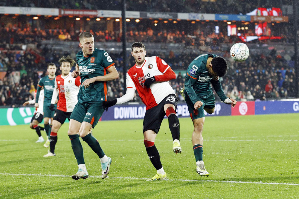 1-0. Wieffer da el triunfo al Feyenoord con Santi Gimenez recuperado