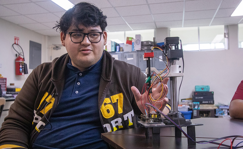 Alumno de la UAT diseña un sensor innovador para medir alteraciones en líquidos