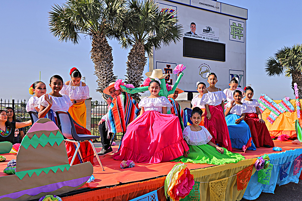 Alistan "Fiesta Edinburg Parade" en honor a las Leyendas de Texas El