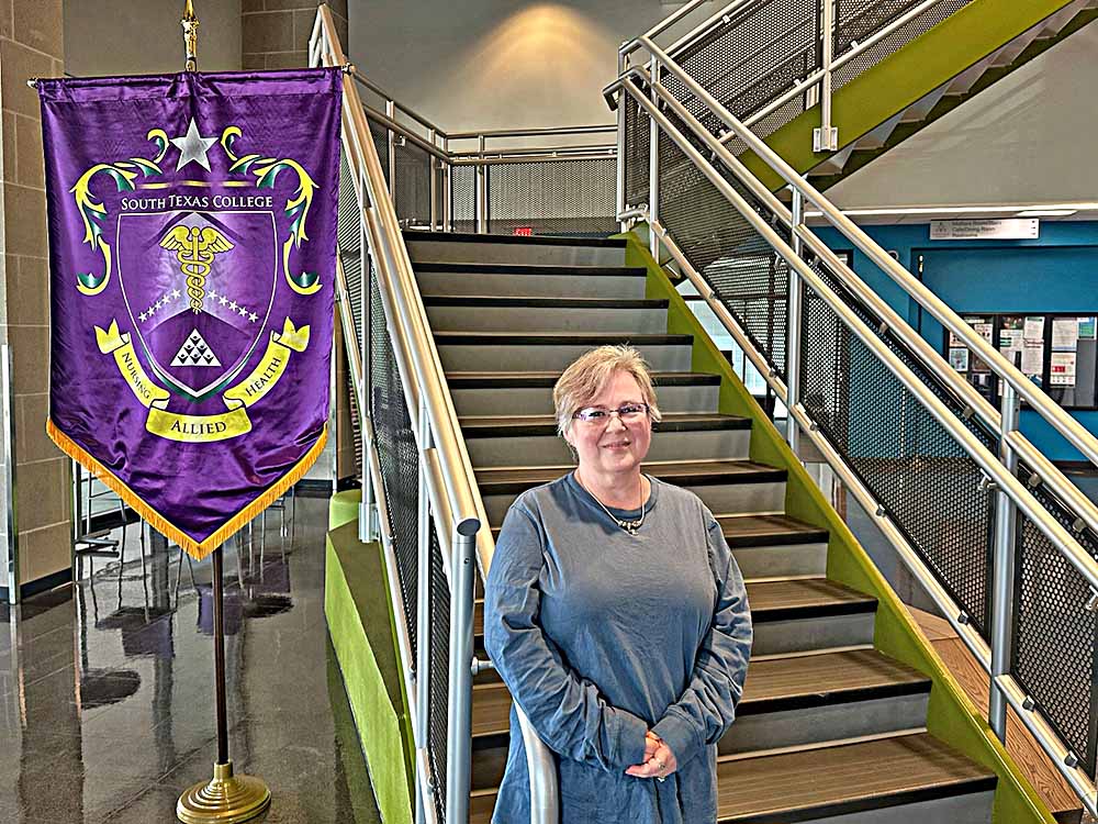 Esposa de militar cumple sueño de graduarse