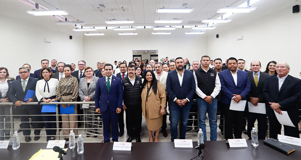 El rector Dámaso Anaya sostiene encuentro en la FADYCS-UAT