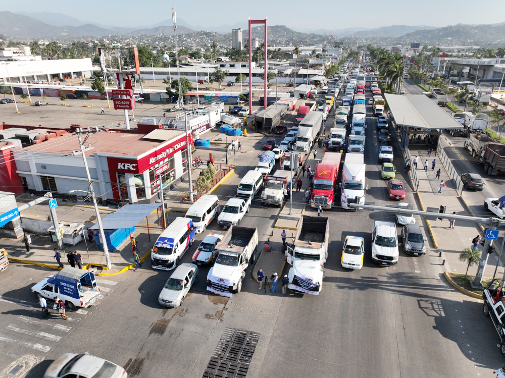 Transportistas paralizan las carreteras de México para denunciar el alza en la violencia