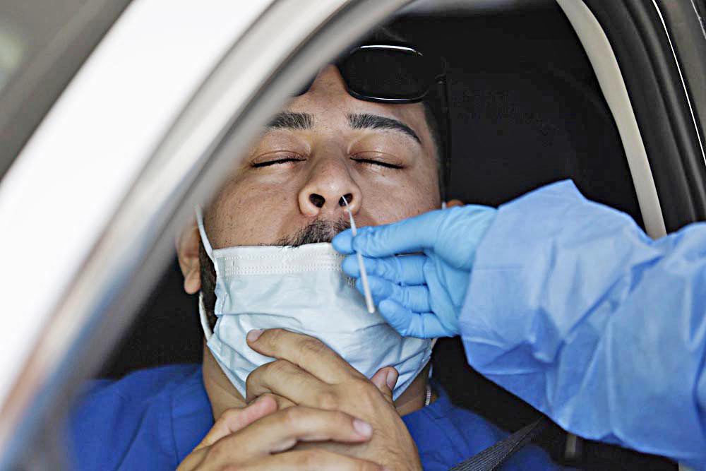 Los latinos con covid experimentaron mayores efectos secundarios que los blancos