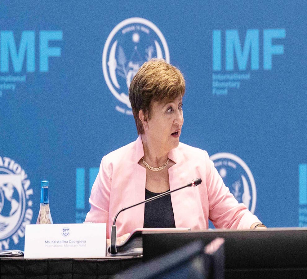 Advierte el FMI a bancos centrales del riesgo de reducir tasas prematuramente