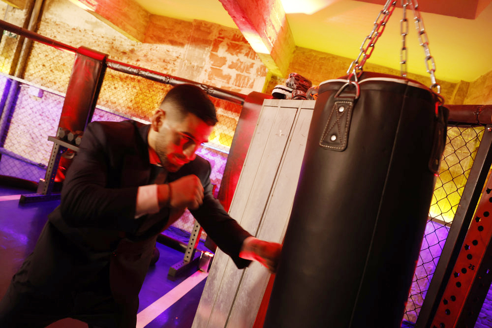 Topuria ante un Volkanovski disfrazado de anciano: “Ya está preparado para la retirada”