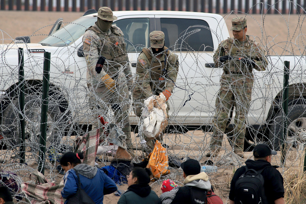 Migrantes en la frontera de México denuncian que Texas elevó su cerco de púas a 3 metros