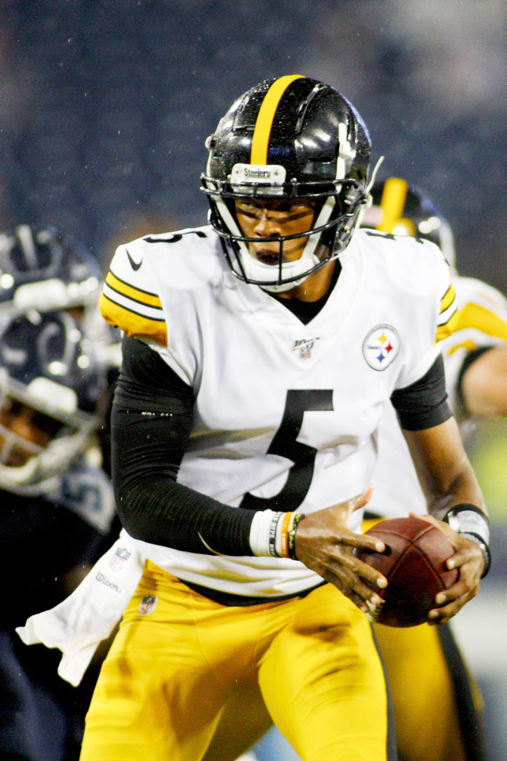 Los 49ers contratan a Josh Dobbs, ex ‘quarterback’ de los Steelers, para la temporada 2024