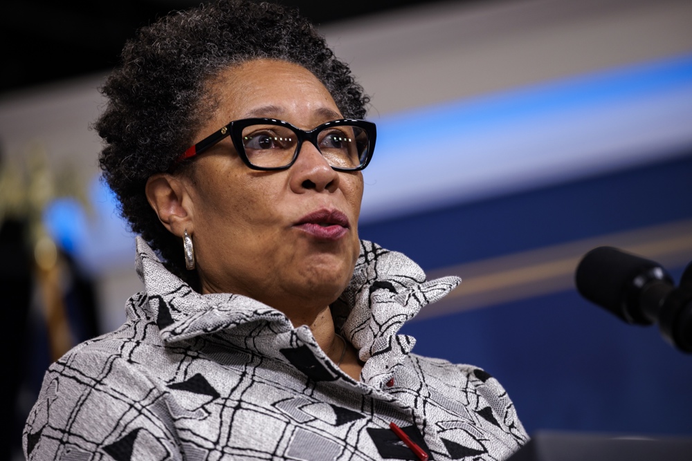 Dimite sorpresivamente la secretaria de Vivienda de EE.UU., Marcia Fudge