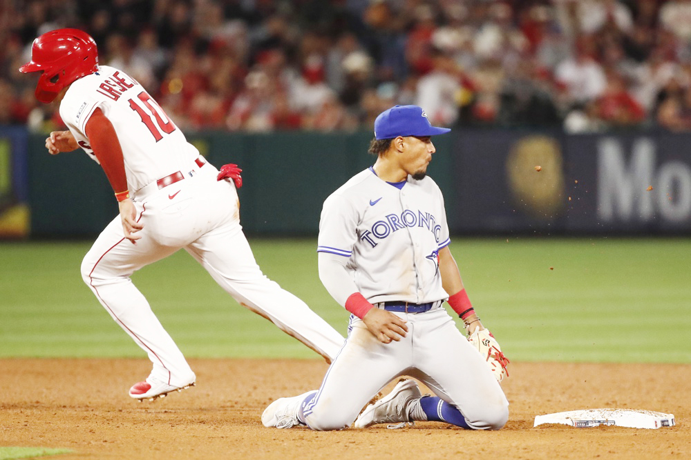 Los Azulejos de Toronto envían al dominicano Santiago Espinal a los Rojos de Cincinnati
