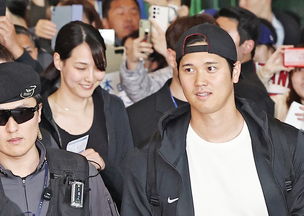Cientos de fans reciben a los Dodgers, liderados por Ohtani, al aterrizar en Seúl