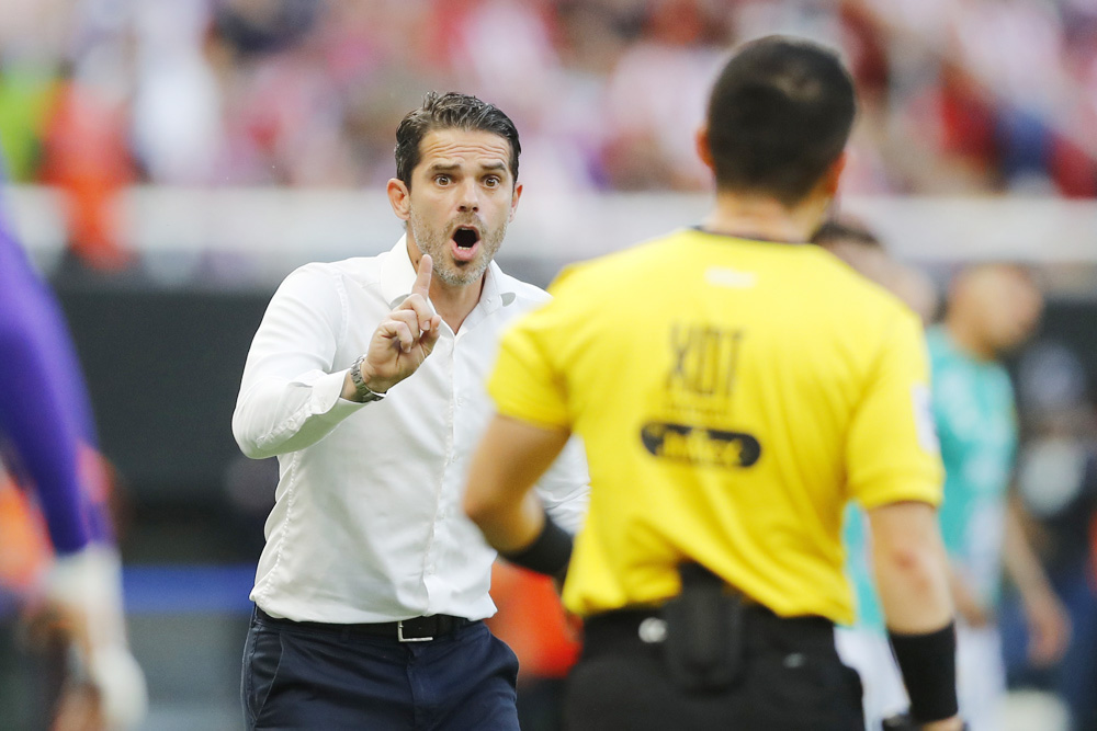 El argentino Gago defiende su gestión en las Chivas en el clásico ante el campeón América