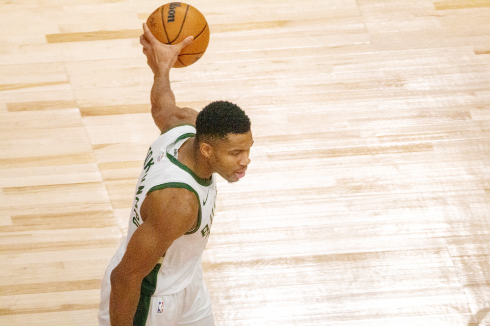 114-105. Giannis Antetokounmpo prolonga la caída de los 76ers